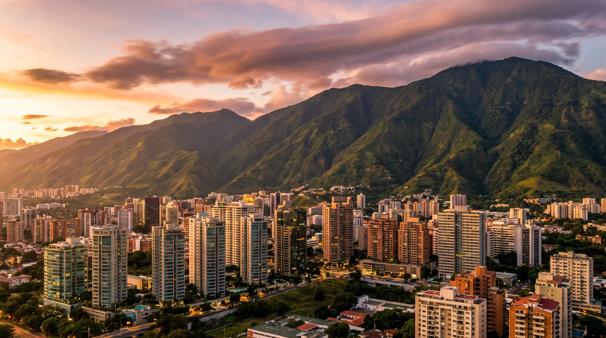 Caracas al atardecer con El Ávila de fondo