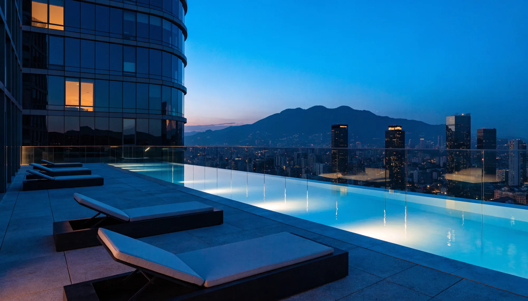 Piscina rooftop de SkyPark al atardecer